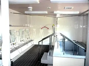 大浴場の様子。手すりを設置しており、足腰の弱いご入居者様も安全にご入浴いただけます。