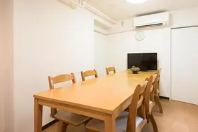 テレビを観てくつろぐのに最適な共用スペースです。ご入居者様同士でゆっくりと談笑をお楽しみください。