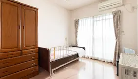 お部屋には大きな窓からたっぷりと日差しが降り注ぎます。いつでも明るいお部屋で自分らしい1日をお楽しみください。