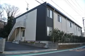 施設は活気のある住宅地の中にあり、徒歩圏内に駅や郵便局、スーパーマーケットなどがあるので便利です。