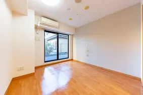 居室は約18㎡のおひとり様用のお部屋と、約27㎡のおふたり様用のお部屋がございます。