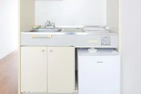 お部屋にはミニキッチンを完備。簡単な調理をするときや、お湯を沸かす際に便利です。