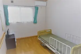 自然光が差し込む明るい居室空間です。