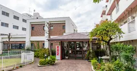 豊かな自然に囲まれた全9室の小規模で家庭的な施設です。閑静な住宅地にあり、心穏やかに暮らせます。